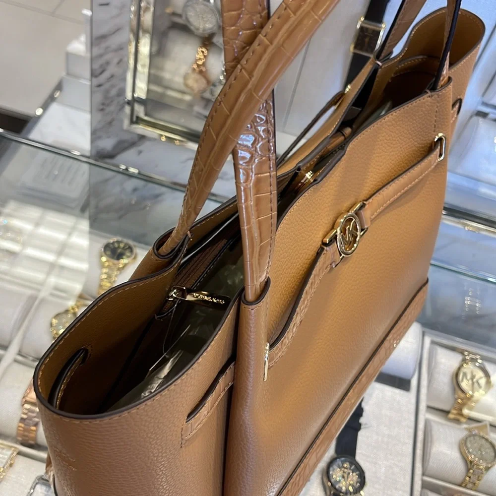 MICHAEL KORS
Reed Large Leather Belted Satchel Shoulder Tote Handbag
Deer NWT - Picture 8 of 16